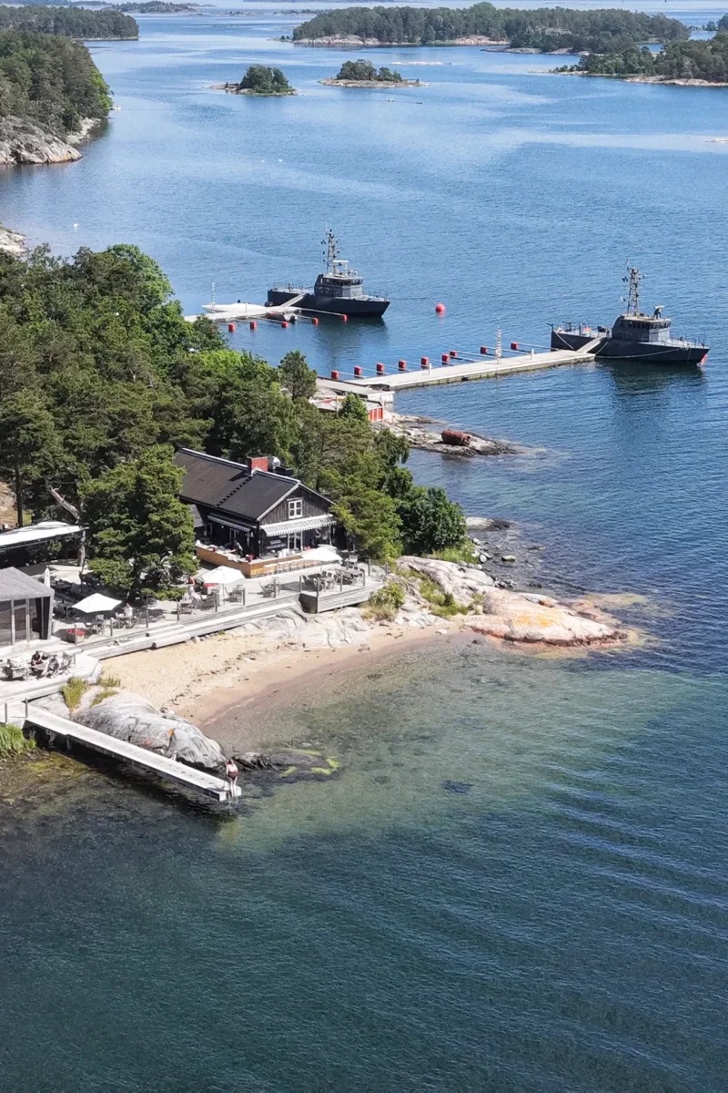 Flygfoto över Idöborgs Gästhamn med bryggor och båtar