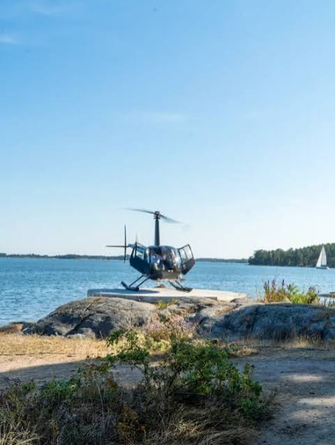Helikopter på helikopterplattan vid vattnet på Idöborg