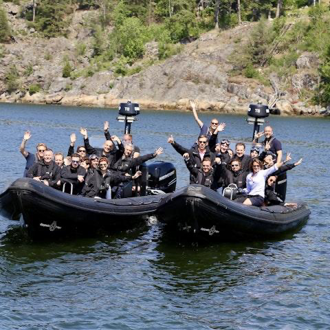 Grupp på RIB-båtar i Stockholms skärgård