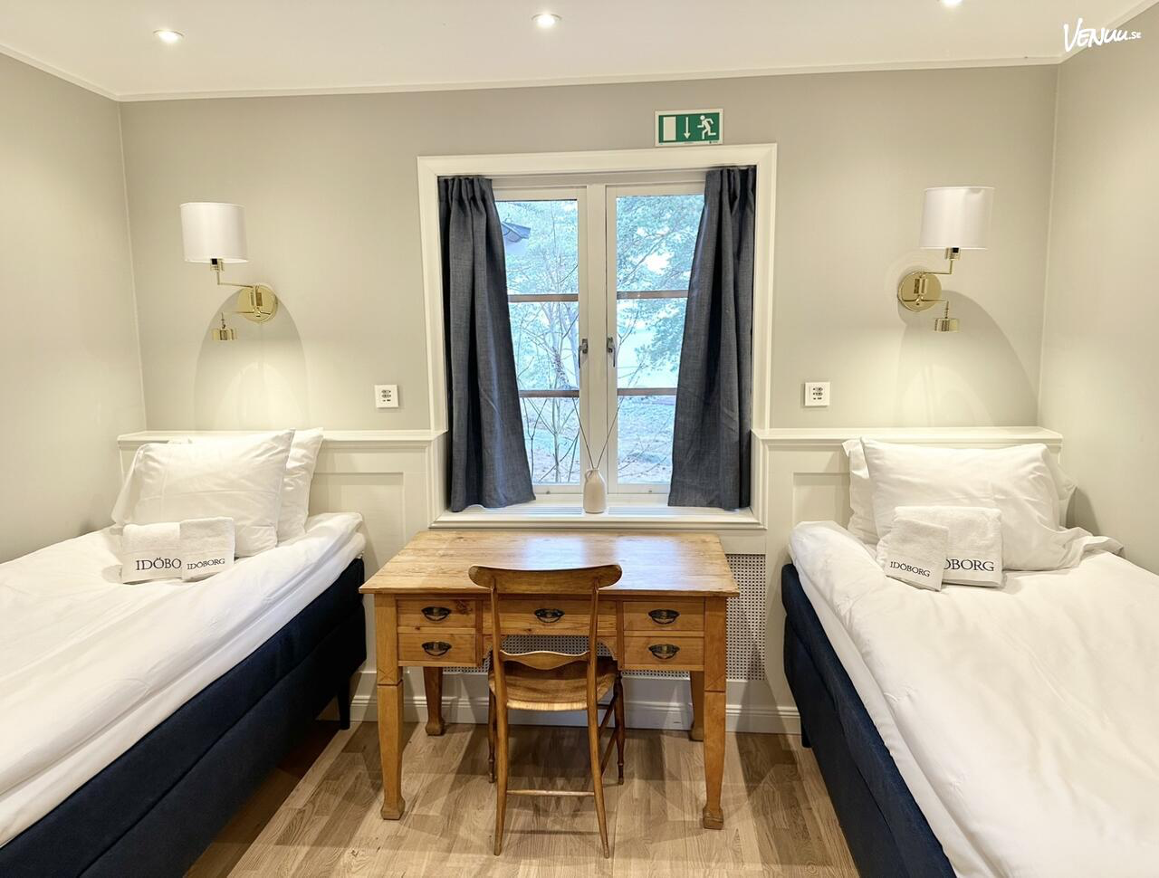 Hotellrum med två sängar på Idöborg