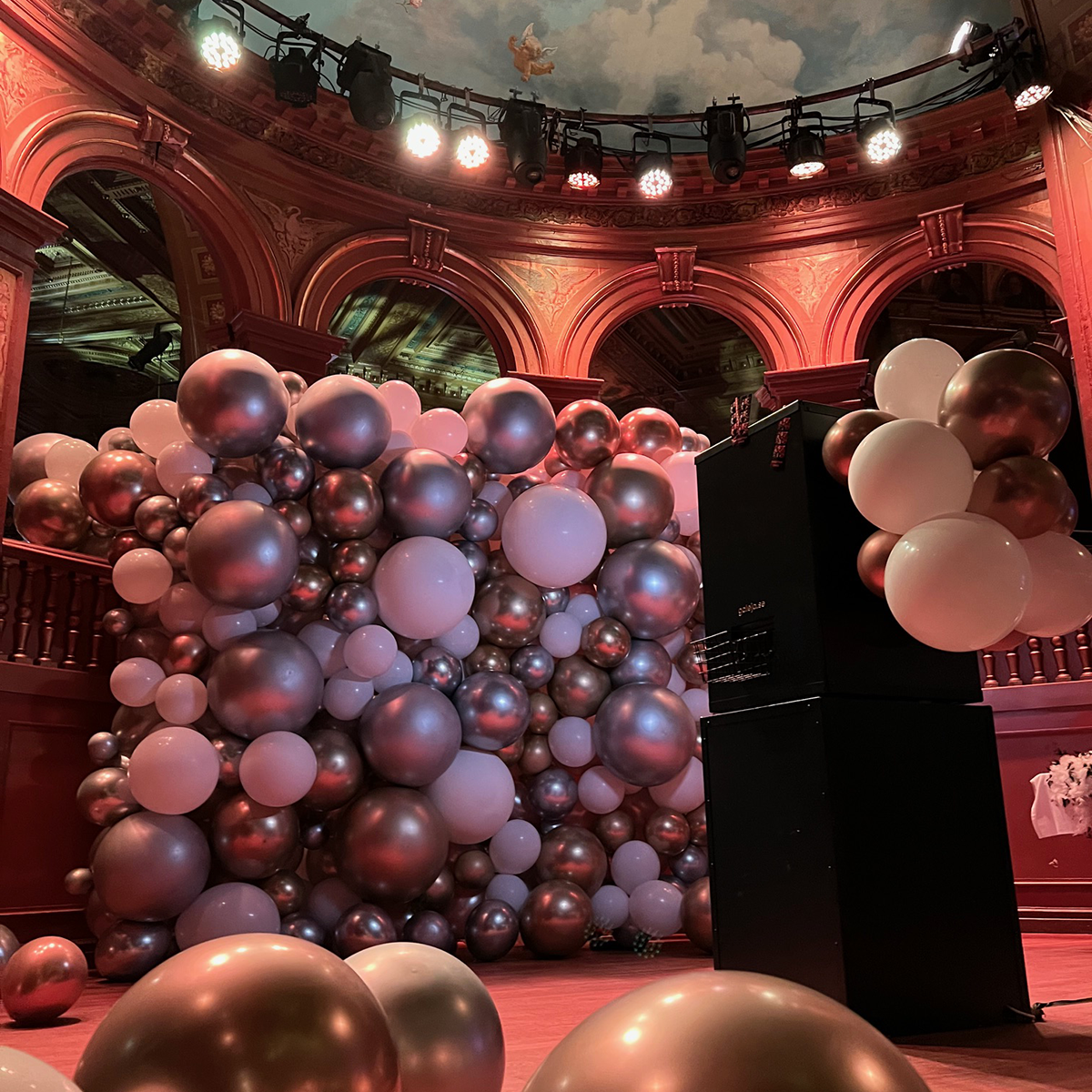 Galeja fotobås omgivet av en stor ballonginstallation på ett företagsevent