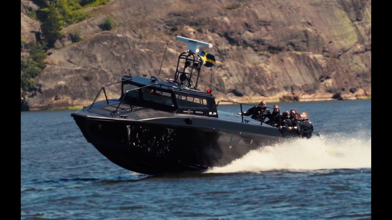 Korpen, en tidigare Stridsbåt 90, på vattnet i Stockholms skärgård